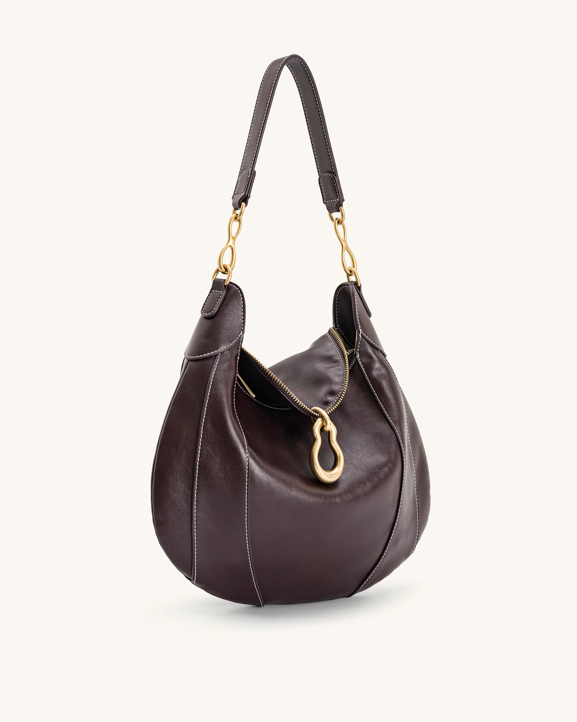 Sac à bandoulière orné d'un pendentif métallique Daria - Marron foncé – Image 2