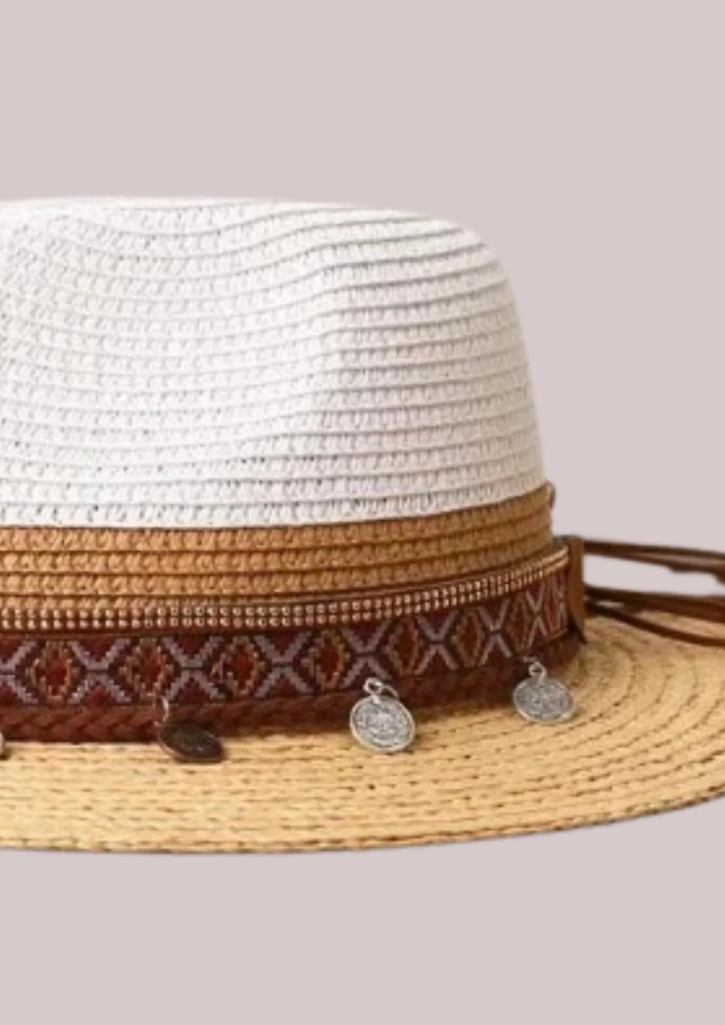 CHAPEAU AMERINDIEN EN PAILLE