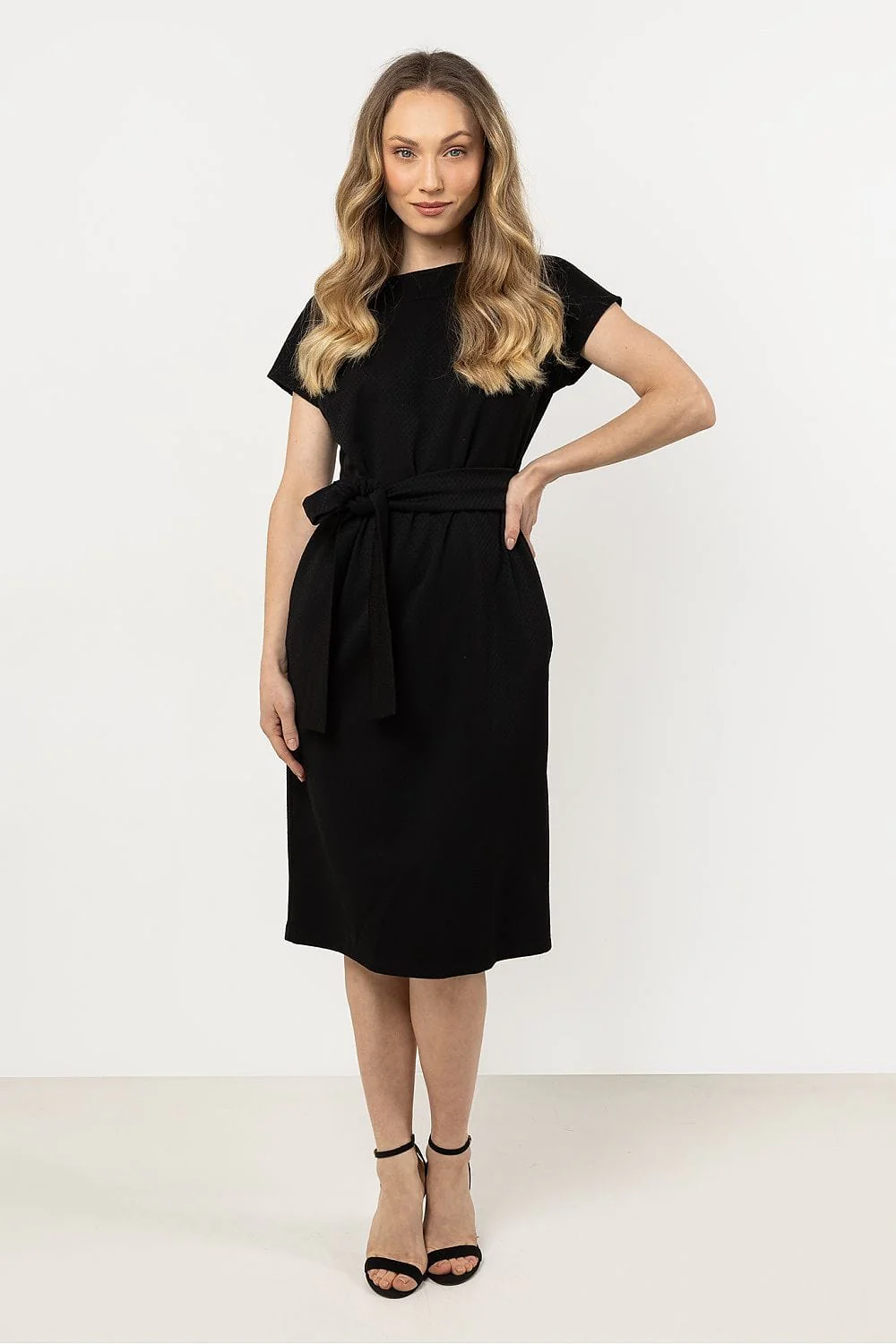 Robe noire élégante à ceinture