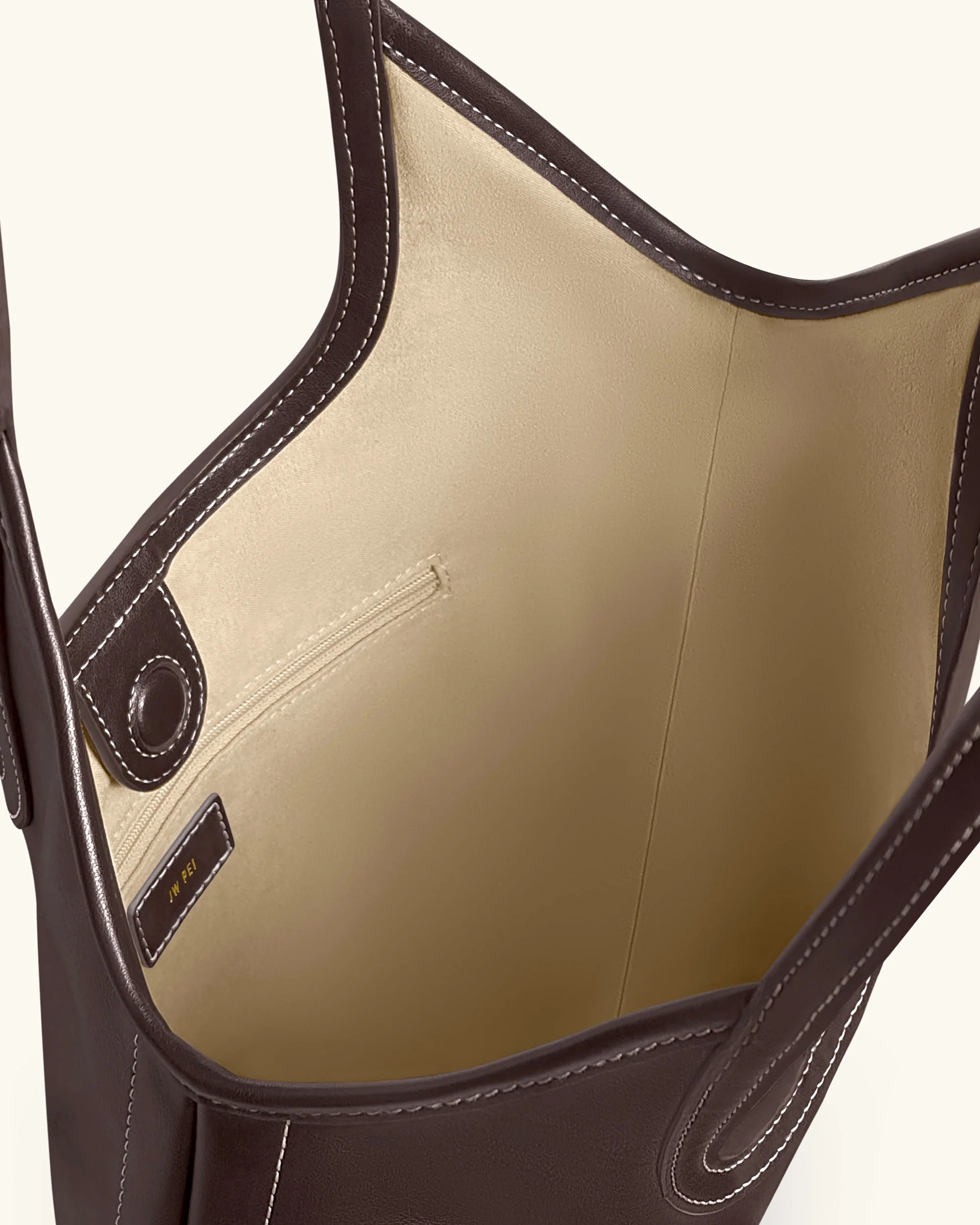 Sac fourre-tout porté épaule Brooke avec ceinture et ornements - Marron Foncé – Image 4